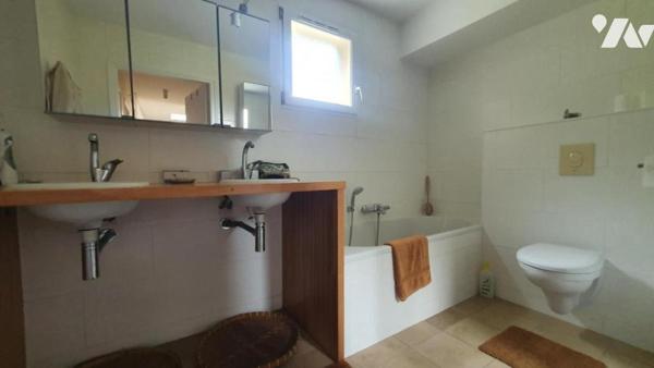 Maison d'habitation de plain-pied dans écovillage