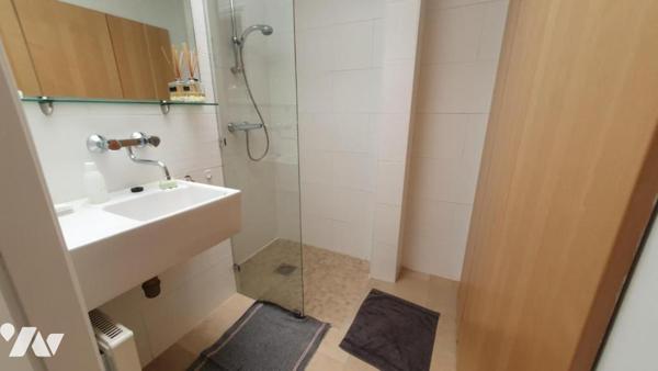 Maison d'habitation de plain-pied dans écovillage