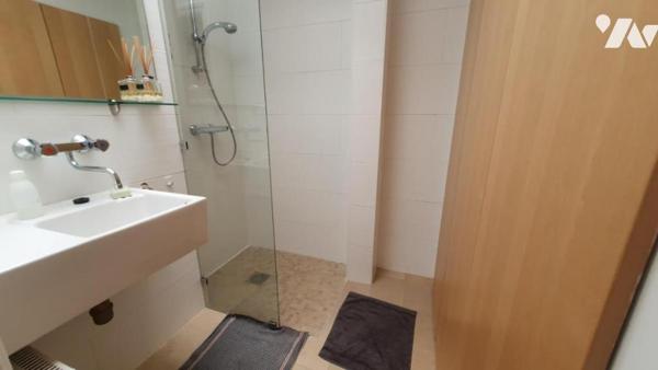 Maison d'habitation de plain-pied dans écovillage