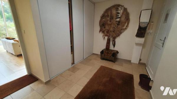 Maison d'habitation de plain-pied dans écovillage