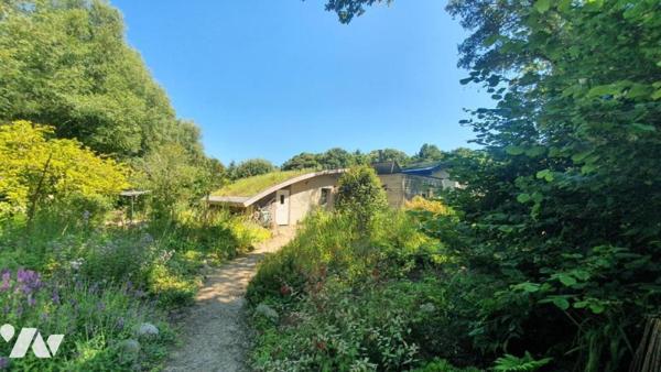 Maison d'habitation de plain-pied dans écovillage