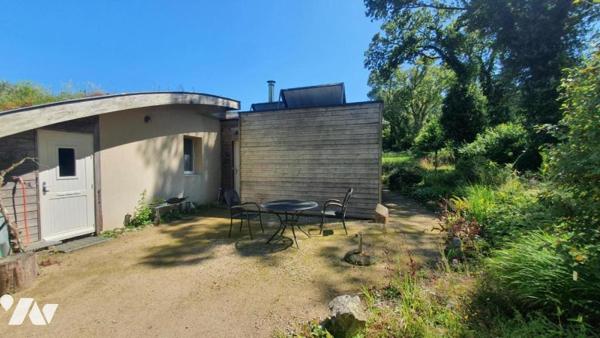 Maison d'habitation de plain-pied dans écovillage