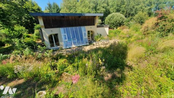 Maison d'habitation de plain-pied dans écovillage