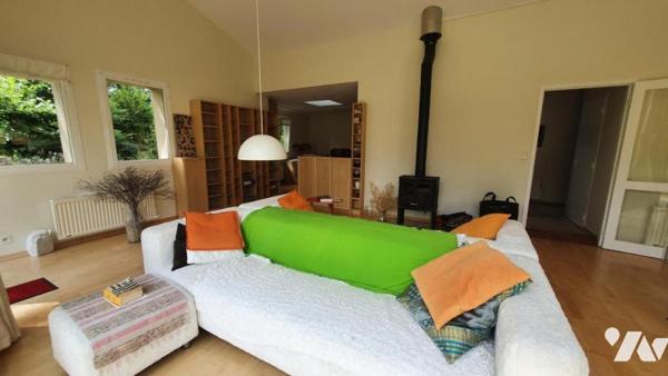 Maison d'habitation de plain-pied dans écovillage