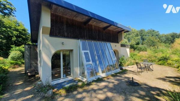 Maison d'habitation de plain-pied dans écovillage