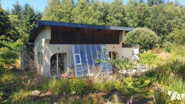 Maison d'habitation de plain-pied dans écovillage