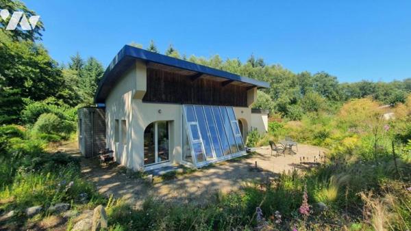 Maison d'habitation de plain-pied dans écovillage