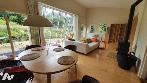 Maison d'habitation de plain-pied dans écovillage