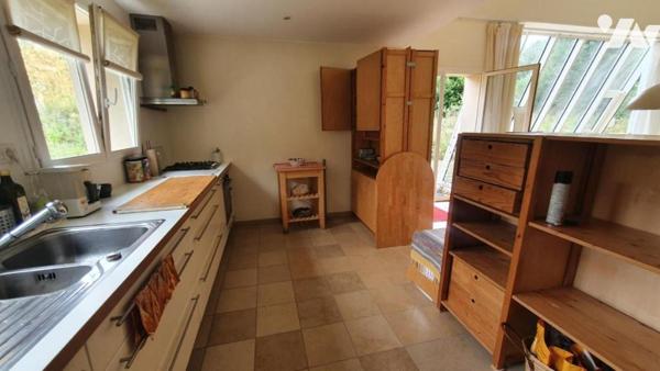 Maison d'habitation de plain-pied dans écovillage