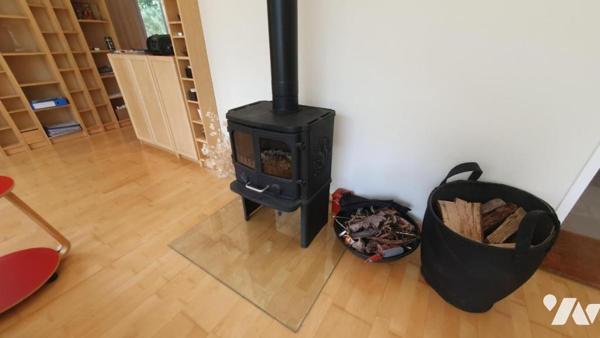 Maison d'habitation de plain-pied dans écovillage