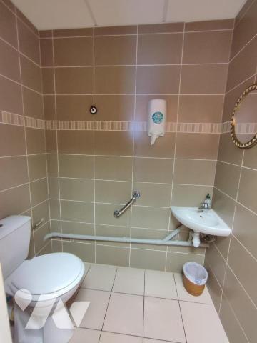 Hypercentre ville Le Mans proche République Local Commercial située au rez-de-chaussée de 100 m²