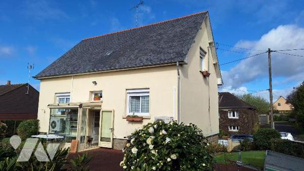 A Vendre, à ERNEE (53500), en Mayenne, une maison à usage d'habitation, comprenant :
- Au RDC ...