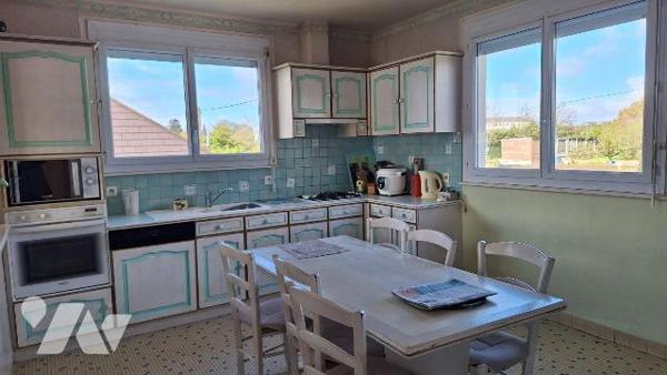 A Vendre, à ERNEE (53500), en Mayenne, une maison à usage d'habitation, comprenant :
- Au RDC ...