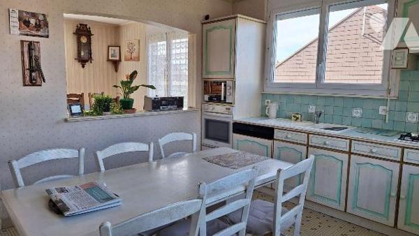 A Vendre, à ERNEE (53500), en Mayenne, une maison à usage d'habitation, comprenant :
- Au RDC ...