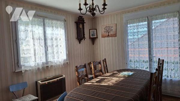 A Vendre, à ERNEE (53500), en Mayenne, une maison à usage d'habitation, comprenant :
- Au RDC ...