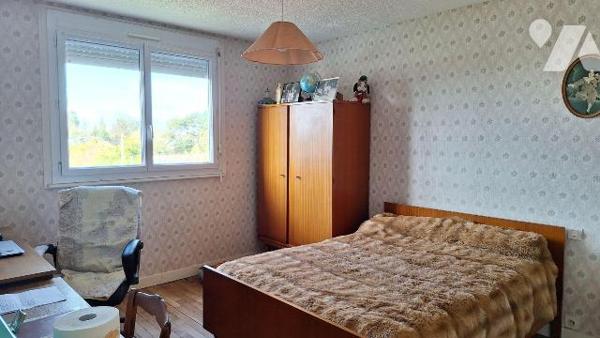 A Vendre, à ERNEE (53500), en Mayenne, une maison à usage d'habitation, comprenant :
- Au RDC ...