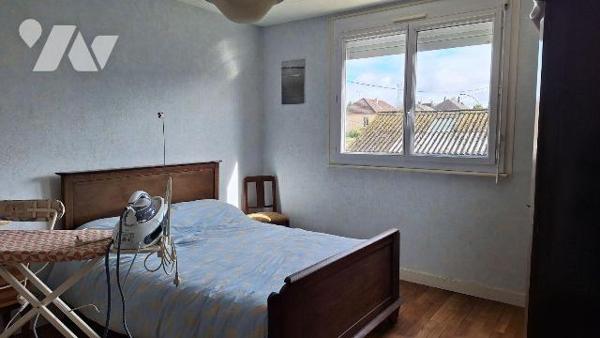 A Vendre, à ERNEE (53500), en Mayenne, une maison à usage d'habitation, comprenant :
- Au RDC ...