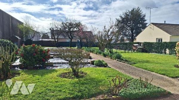 A Vendre, à ERNEE (53500), en Mayenne, une maison à usage d'habitation, comprenant :
- Au RDC ...