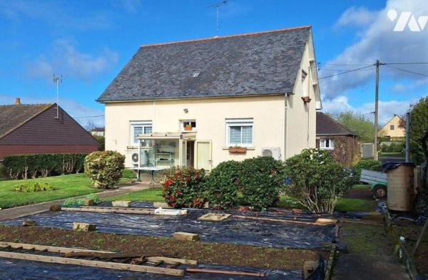 A Vendre, à ERNEE (53500), en Mayenne, une maison à usage d'habitation, comprenant :
- Au RDC ...