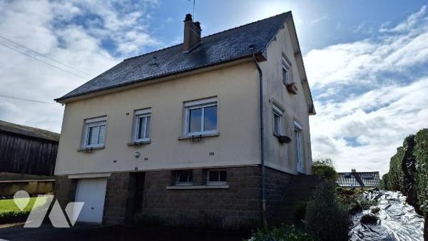 A Vendre, à ERNEE (53500), en Mayenne, une maison à usage d'habitation, comprenant :
- Au RDC ...