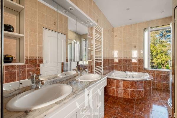 Propriété de caractère fin XIX – Parc arboré de 5 000 m² – 423 m² habitables – Piscine