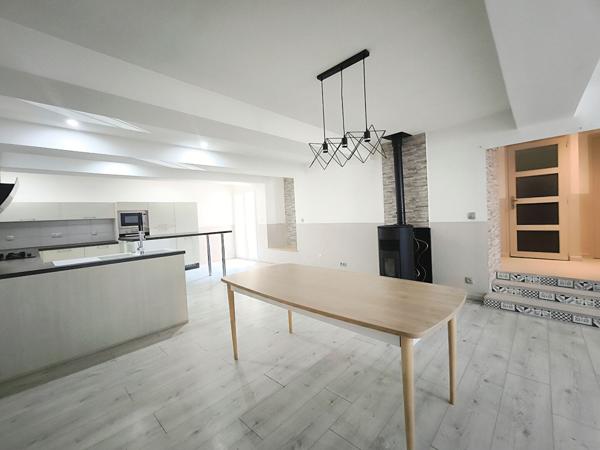 Maison rénovée avec garage et vue dégagée à vendre au coeur du village historique de Saissac