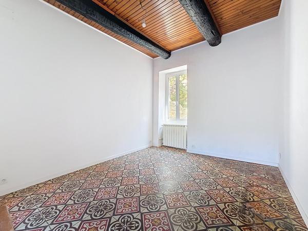 Appartement T3/4 avec garage et cour – Vue dégagée sur les hauteurs de Graissessac