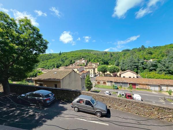 Appartement T3/4 avec garage et cour – Vue dégagée sur les hauteurs de Graissessac