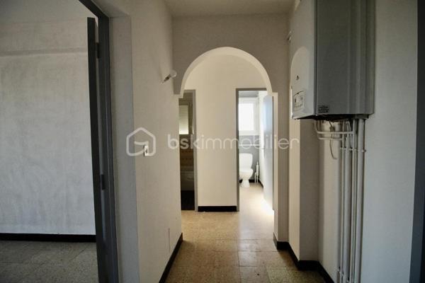 Venez découvrir cet appartement traversant de 58 m² situé au 3ème étage sur 3, bénéficiant d'une exposition sud ouest,
Cet appartement détient  2 balcons avec une  vue dégagée et  sans aucun vis-à-vis, vous disposez également d'un box en sous sol pour vos rangements. L'appartement se compose d'une entrée, d'une pièce de vie lumineuse, grâce à son exposition , d'une cuisine indépendante 2 chambres, salle de bains et WC séparé. 
Véritable atout de cet appartement, sont ses 2 balcons .
Quelques travaux de mise au gout du jour en feront un joli bien Les fenêtres sont récentes en double vitrage