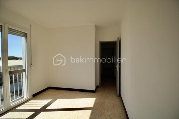 Venez découvrir cet appartement traversant de 58 m² situé au 3ème étage sur 3, bénéficiant d'une exposition sud ouest,
Cet appartement détient  2 balcons avec une  vue dégagée et  sans aucun vis-à-vis, vous disposez également d'un box en sous sol pour vos rangements. L'appartement se compose d'une entrée, d'une pièce de vie lumineuse, grâce à son exposition , d'une cuisine indépendante 2 chambres, salle de bains et WC séparé. 
Véritable atout de cet appartement, sont ses 2 balcons .
Quelques travaux de mise au gout du jour en feront un joli bien Les fenêtres sont récentes en double vitrage