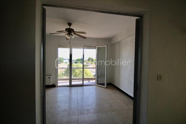 Venez découvrir cet appartement traversant de 58 m² situé au 3ème étage sur 3, bénéficiant d'une exposition sud ouest,
Cet appartement détient  2 balcons avec une  vue dégagée et  sans aucun vis-à-vis, vous disposez également d'un box en sous sol pour vos rangements. L'appartement se compose d'une entrée, d'une pièce de vie lumineuse, grâce à son exposition , d'une cuisine indépendante 2 chambres, salle de bains et WC séparé. 
Véritable atout de cet appartement, sont ses 2 balcons .
Quelques travaux de mise au gout du jour en feront un joli bien Les fenêtres sont récentes en double vitrage