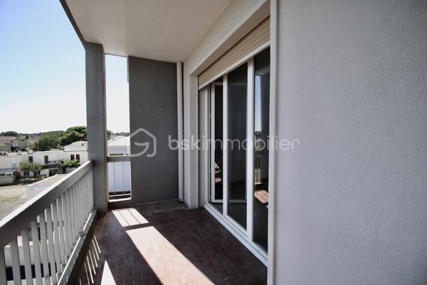 Venez découvrir cet appartement traversant de 58 m² situé au 3ème étage sur 3, bénéficiant d'une exposition sud ouest,
Cet appartement détient  2 balcons avec une  vue dégagée et  sans aucun vis-à-vis, vous disposez également d'un box en sous sol pour vos rangements. L'appartement se compose d'une entrée, d'une pièce de vie lumineuse, grâce à son exposition , d'une cuisine indépendante 2 chambres, salle de bains et WC séparé. 
Véritable atout de cet appartement, sont ses 2 balcons .
Quelques travaux de mise au gout du jour en feront un joli bien Les fenêtres sont récentes en double vitrage
