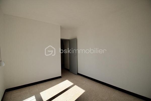 Venez découvrir cet appartement traversant de 58 m² situé au 3ème étage sur 3, bénéficiant d'une exposition sud ouest,
Cet appartement détient  2 balcons avec une  vue dégagée et  sans aucun vis-à-vis, vous disposez également d'un box en sous sol pour vos rangements. L'appartement se compose d'une entrée, d'une pièce de vie lumineuse, grâce à son exposition , d'une cuisine indépendante 2 chambres, salle de bains et WC séparé. 
Véritable atout de cet appartement, sont ses 2 balcons .
Quelques travaux de mise au gout du jour en feront un joli bien Les fenêtres sont récentes en double vitrage