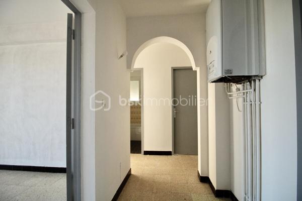 Venez découvrir cet appartement traversant de 58 m² situé au 3ème étage sur 3, bénéficiant d'une exposition sud ouest,
Cet appartement détient  2 balcons avec une  vue dégagée et  sans aucun vis-à-vis, vous disposez également d'un box en sous sol pour vos rangements. L'appartement se compose d'une entrée, d'une pièce de vie lumineuse, grâce à son exposition , d'une cuisine indépendante 2 chambres, salle de bains et WC séparé. 
Véritable atout de cet appartement, sont ses 2 balcons .
Quelques travaux de mise au gout du jour en feront un joli bien Les fenêtres sont récentes en double vitrage