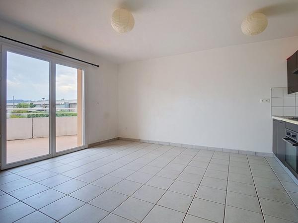 LESCAR Appartement T2  de 45.82 m² avec grande terrasse et parking privatif dans une résidence sécurisée de 2011