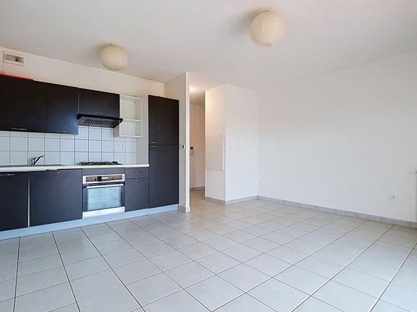 LESCAR Appartement T2  de 45.82 m² avec grande terrasse et parking privatif dans une résidence sécurisée de 2011
