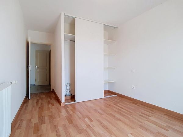 LESCAR Appartement T2  de 45.82 m² avec grande terrasse et parking privatif dans une résidence sécurisée de 2011