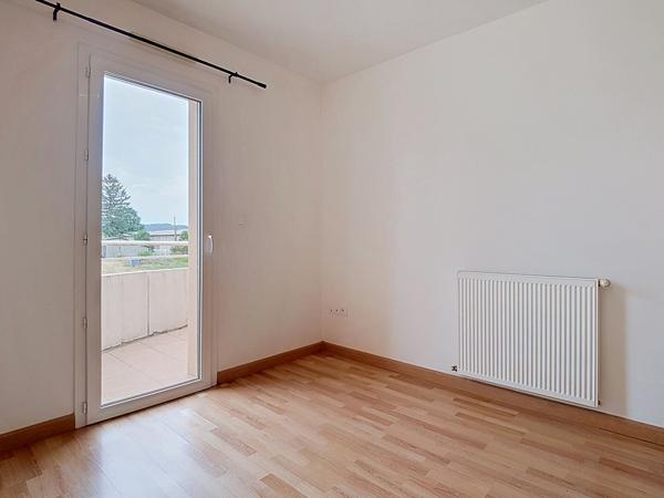 LESCAR Appartement T2  de 45.82 m² avec grande terrasse et parking privatif dans une résidence sécurisée de 2011
