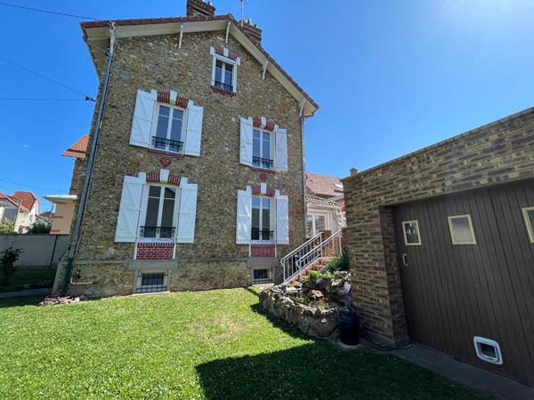 MAISON MEUBLEE CENTRE VILLE

Loyer €2 200/mois charges comprises **

- Ref : 1822