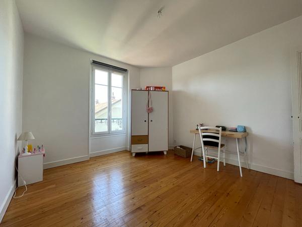 MAISON MEUBLEE CENTRE VILLE

Loyer €2 200/mois charges comprises **

- Ref : 1822