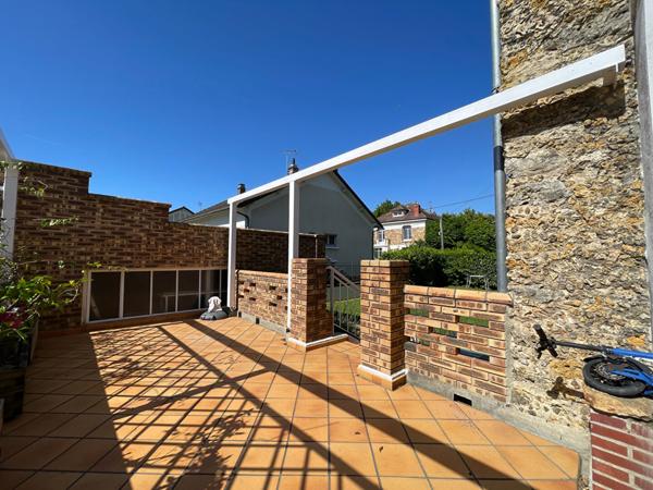 MAISON MEUBLEE CENTRE VILLE

Loyer €2 200/mois charges comprises **

- Ref : 1822