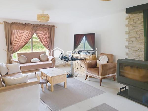 Pavillon récent avec dépendance.