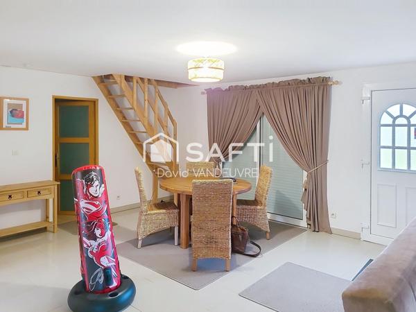 Pavillon récent avec dépendance.