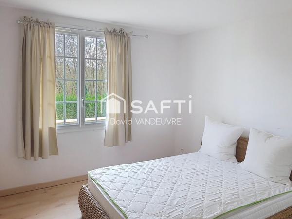 Pavillon récent avec dépendance.