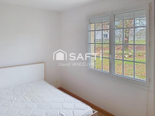 Pavillon récent avec dépendance.