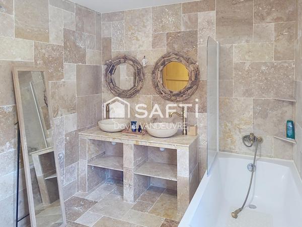 Pavillon récent avec dépendance.