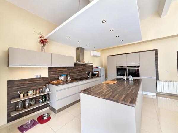 Villa plain-pied 195 m², piscine et garage  PEGOMAS (06)