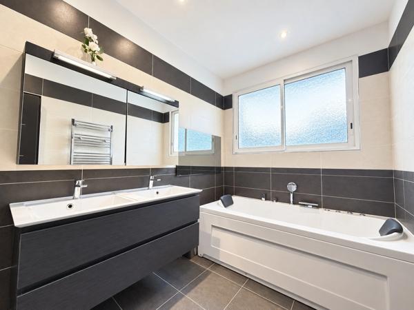 Villa plain-pied 195 m², piscine et garage  PEGOMAS (06)
