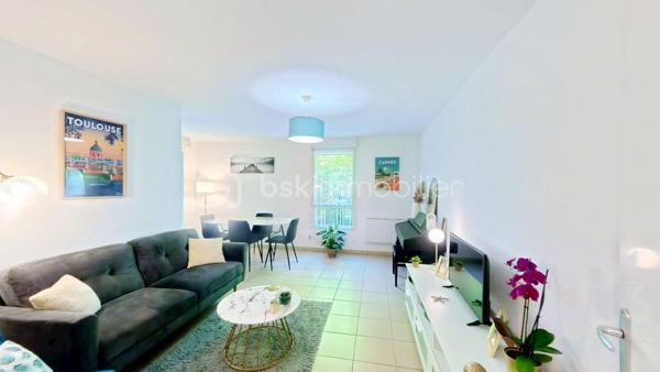 Situé au sein d’une résidence soignée et verdoyante à Grenade (31330), découvrez ce bel appartement T3 de 61 m² au 1er étage sur 2, lumineux et fonctionnel, offrant un cadre de vie agréable à proximité des commodités.

Dès l’entrée, vous serez séduit par ses beaux volumes et sa luminosité naturelle. L’espace de vie s’ouvre sur une agréable terrasse d’environ 8 m², idéale pour profiter des beaux jours dans un environnement calme et arboré.

La résidence, particulièrement bien entretenue, bénéficie d’un environnement verdoyant et propose des prestations recherchées, notamment une piscine privative réservée aux résidents, parfaite pour les journées estivales.

Côté stationnement, le bien dispose de deux places de parking extérieures sécurisées, au sein d’une résidence fermée et équipée d’un système de vidéosurveillance, apportant confort et sérénité au quotidien.

Un appartement idéal pour une résidence principale, un premier achat ou un investissement locatif, alliant confort, sécurité et qualité de vie.

Visite virtuelle sur demande.