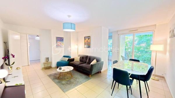 Situé au sein d’une résidence soignée et verdoyante à Grenade (31330), découvrez ce bel appartement T3 de 61 m² au 1er étage sur 2, lumineux et fonctionnel, offrant un cadre de vie agréable à proximité des commodités.

Dès l’entrée, vous serez séduit par ses beaux volumes et sa luminosité naturelle. L’espace de vie s’ouvre sur une agréable terrasse d’environ 8 m², idéale pour profiter des beaux jours dans un environnement calme et arboré.

La résidence, particulièrement bien entretenue, bénéficie d’un environnement verdoyant et propose des prestations recherchées, notamment une piscine privative réservée aux résidents, parfaite pour les journées estivales.

Côté stationnement, le bien dispose de deux places de parking extérieures sécurisées, au sein d’une résidence fermée et équipée d’un système de vidéosurveillance, apportant confort et sérénité au quotidien.

Un appartement idéal pour une résidence principale, un premier achat ou un investissement locatif, alliant confort, sécurité et qualité de vie.

Visite virtuelle sur demande.